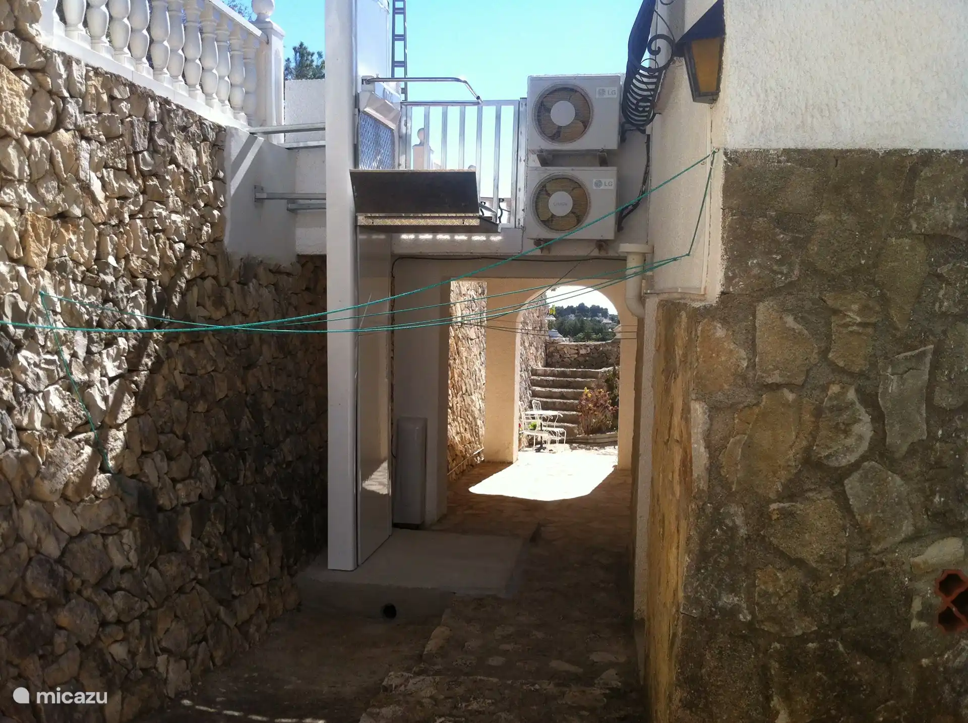 Für diejenigen, die lieber nicht die Treppe benutzen möchten, gibt es einen Aufzug zwischen der oberen und unteren Etage. Der Aufzug kann angerufen werden, wenn er sich auf der anderen Etage befindet. Ein Aus-/Einstieg unten ist nur bei angehobenem Schutzbügel möglich.