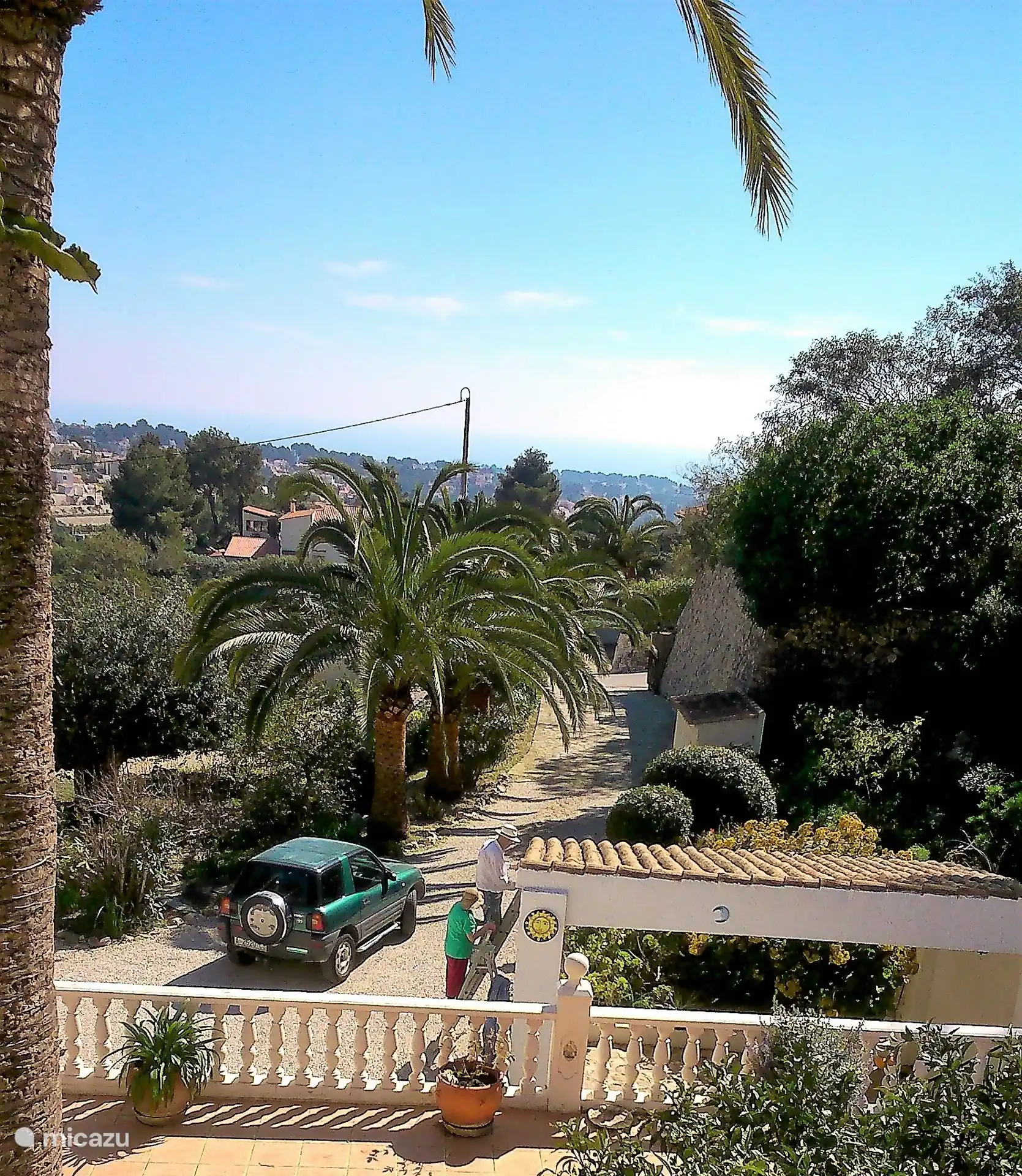 Vom Zimmer aus Blick auf den Eingang und das Meer