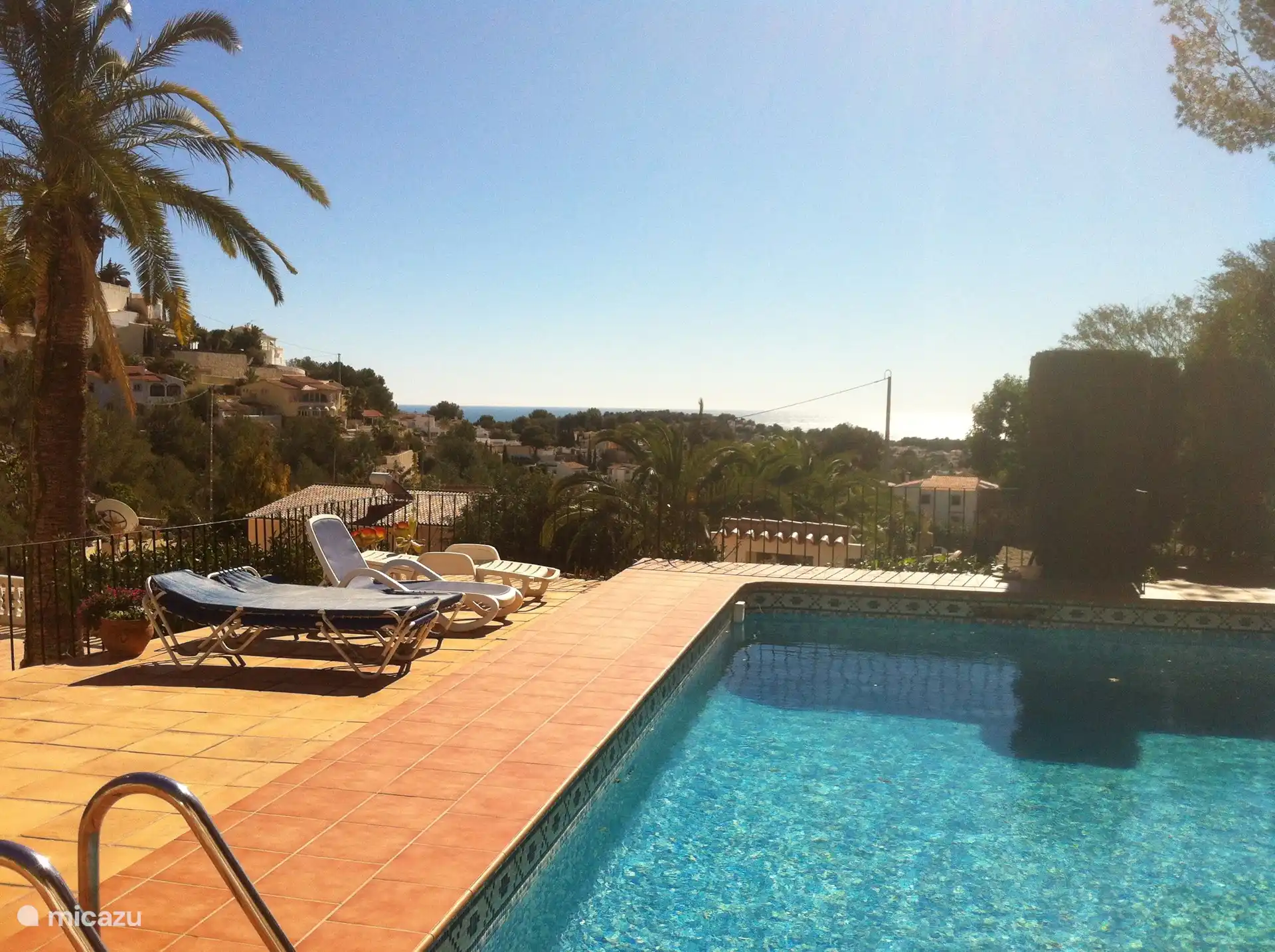 Schwimmbad mit Meerblick