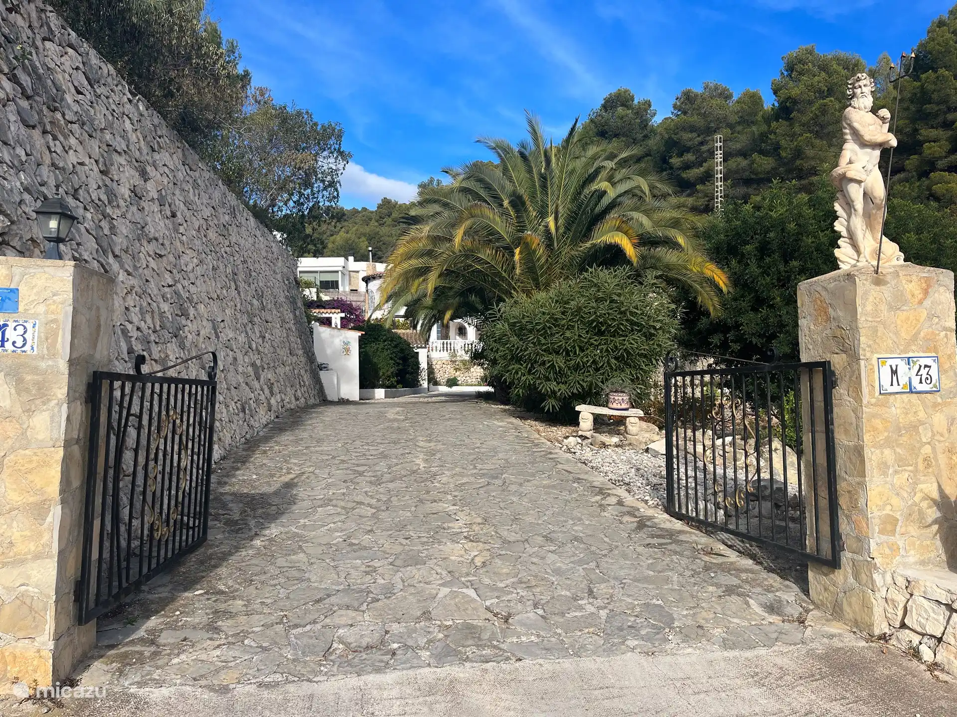 Geräumiger Eingang zur Villa zwischen Palmen mit Carport und Stellplatz