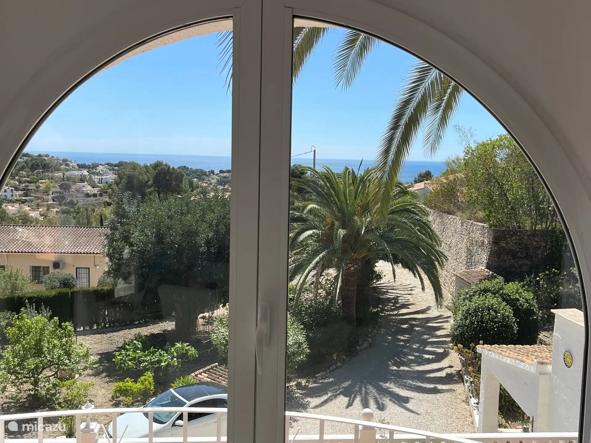 Sehen Sie sich das Foto aus dem Wohnzimmer an