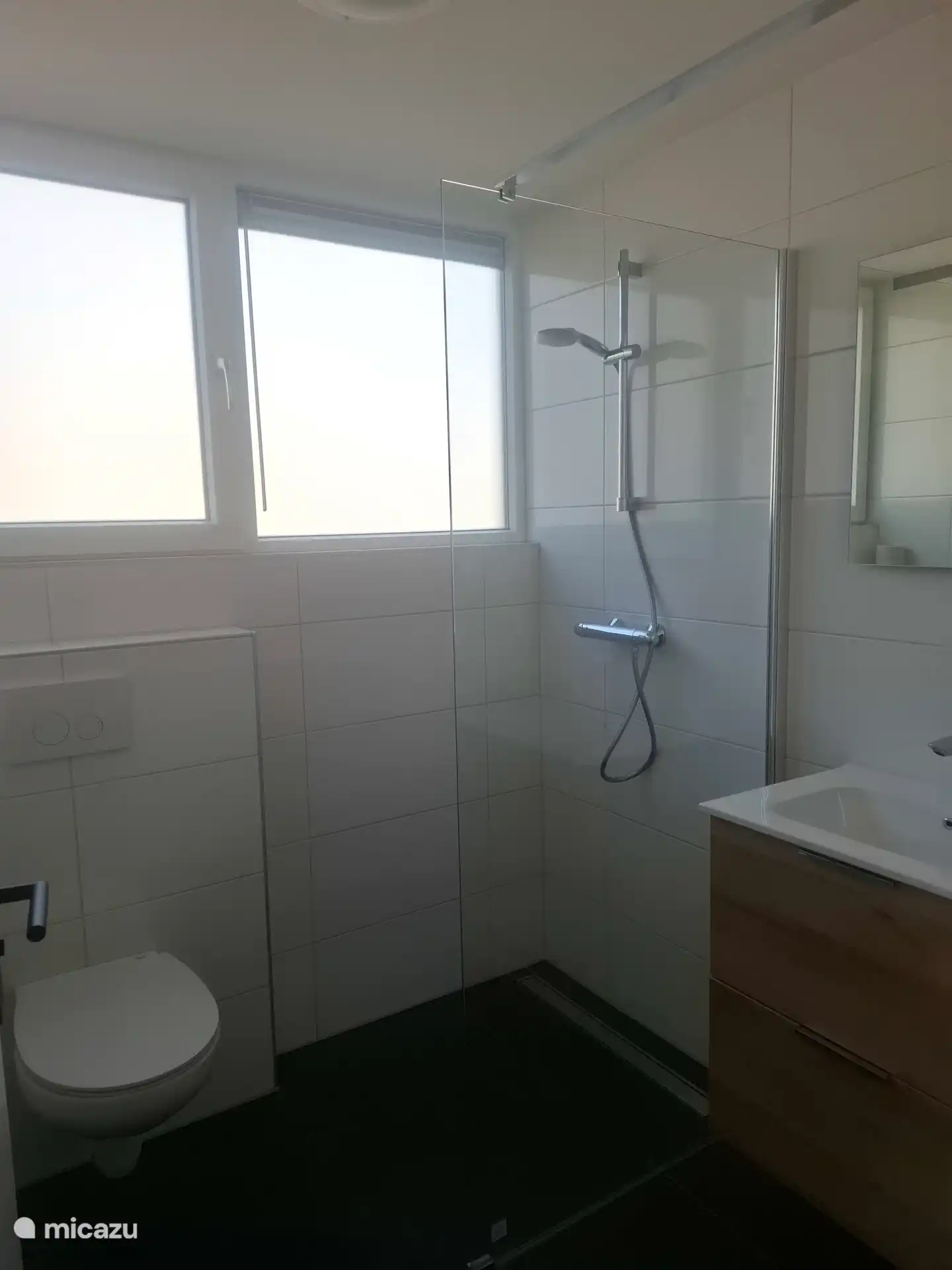 Segundo baño arriba. Con ducha y váter.