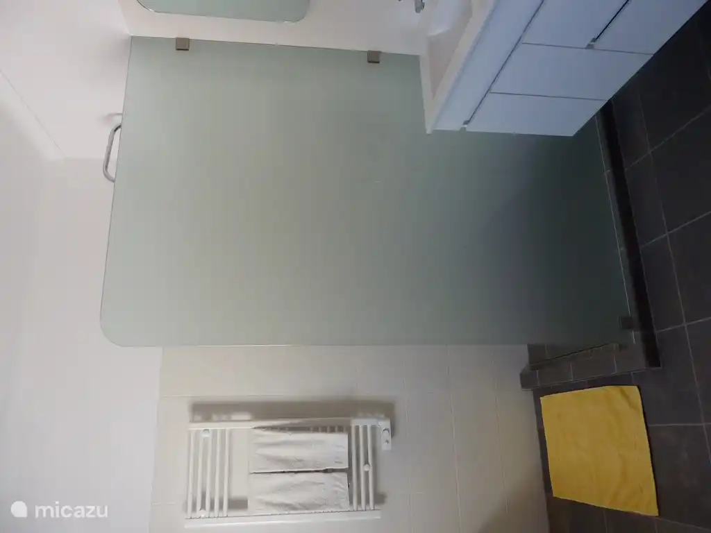 Eines der zwei geräumigen Badezimmer mit großer begehbarer Dusche