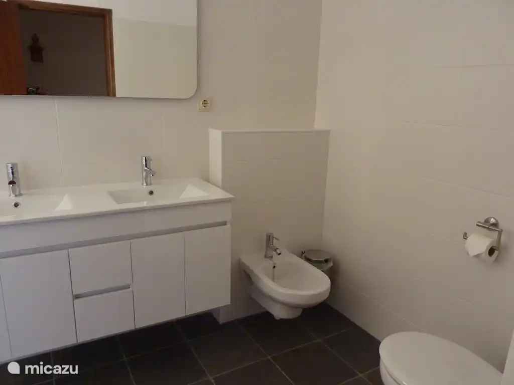 Eines der zwei geräumigen Badezimmer