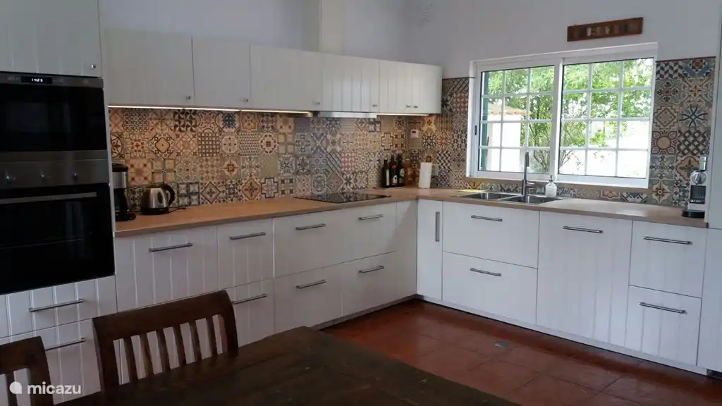 Die voll ausgestattete geräumige Küche