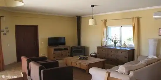 Das geräumige Wohnzimmer mit einem Flachbild-TV, einen geräumigen Sitz.