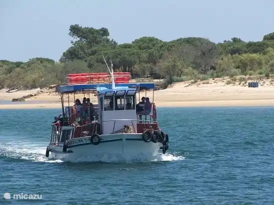 Mit einem schönen Boot zu einer der wunderschönen Inseln vor der Küste. In 5 Minuten sind Sie auf der anderen Seite. Sie können den Strand, sondern auch leckeres Essen genießen. Natürlich können Sie auch an den Strand auf dem Festland zu gehen.