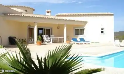Schöne neue 1-6 Personen Villa mit Pool an der Algarve mieten. Mit einem atemberaubenden Blick! Zehn Minuten bis zum Strand. Villa mit 3 Schlafzimmern mit 1 in den Turm! 3 Bäder. Große Terrasse. Das Hotel liegt auf einem 6000 m2 mit voornml Oliven-und Mandelbäumen.