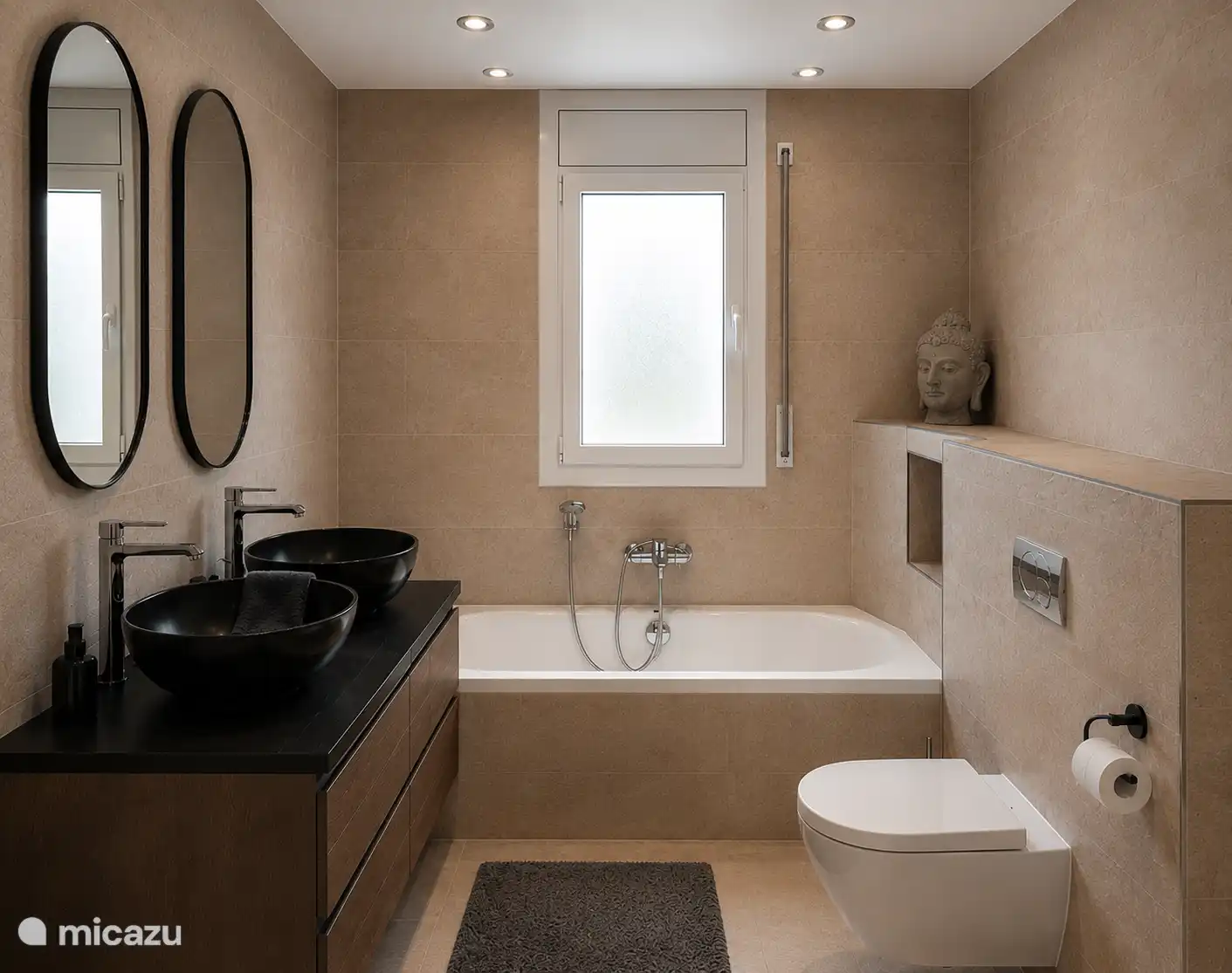 Badkamer met bad en inloopdouche