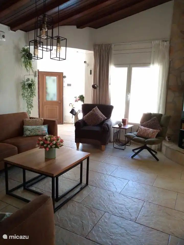 Sfeervolle woonkamer met openhaard en airconditioning.