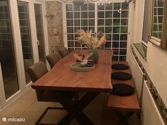 Villa Lloret huren in Spanje, Costa Brava, Lloret de Mar - villa Serre aangrenzend aan de woonkamer met prachtige eettafel. De deuren van de serre kan je in het geel opschuiven voor een mooi uitzicht over  het terras met op de achtergrond de bergen.