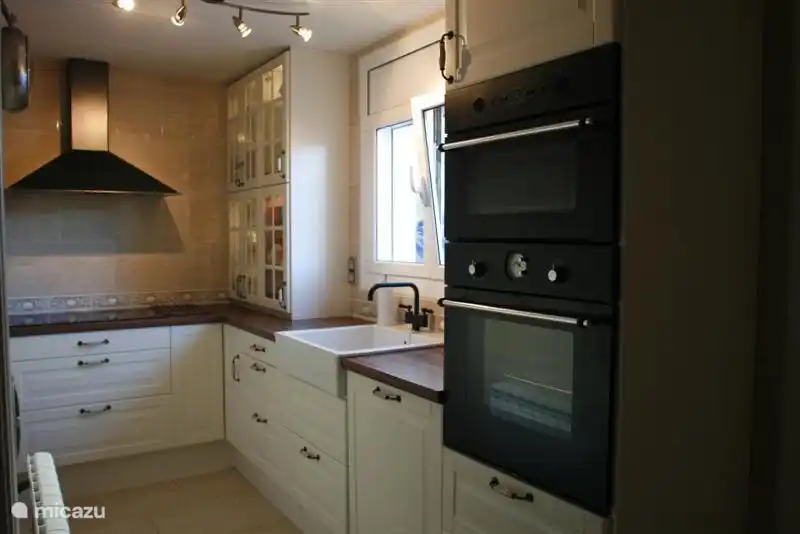 Keuken die van alle gemakken voorzien is zoals . magnetron, aparte hete lucht oven, afwasmachine, grote kookplaat, ijskast,, frituurpan, wok, losse grilplaten en Nespresso apparaat.