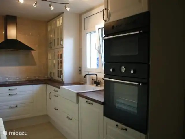 Villa Lloret huren in Spanje, Costa Brava, Lloret de Mar - villa Keuken die van alle gemakken voorzien is zoals . magnetron, aparte hete lucht oven, afwasmachine, grote kookplaat, ijskast,, frituurpan, wok, losse grilplaten en Nespresso apparaat.