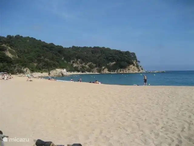 familie strand Cala Canyelles op ca. 10 minuten loopafstand (let op te bereiken via trappen).