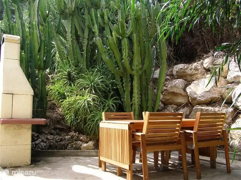 Grill-Terrasse mit Sitzgelegenheiten