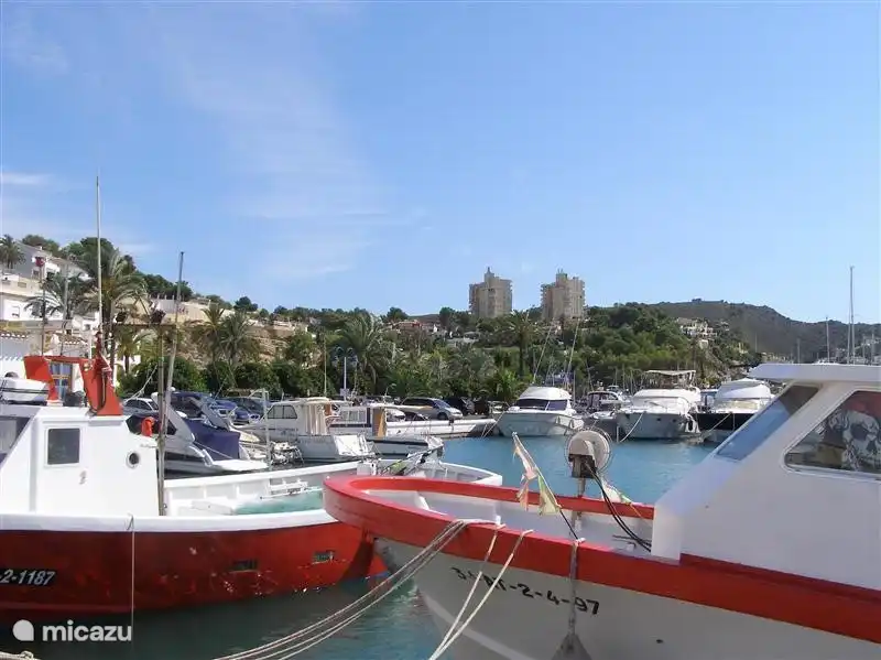 Hafen von Moraira mit Fischerboot