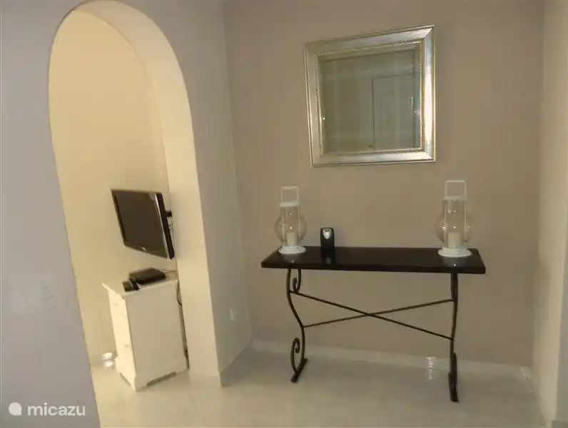 Die Verknüpfung der Eingangshalle in das Wohnzimmer und auf der rechten Seite der Eingang zu den Schlafzimmern und Bädern