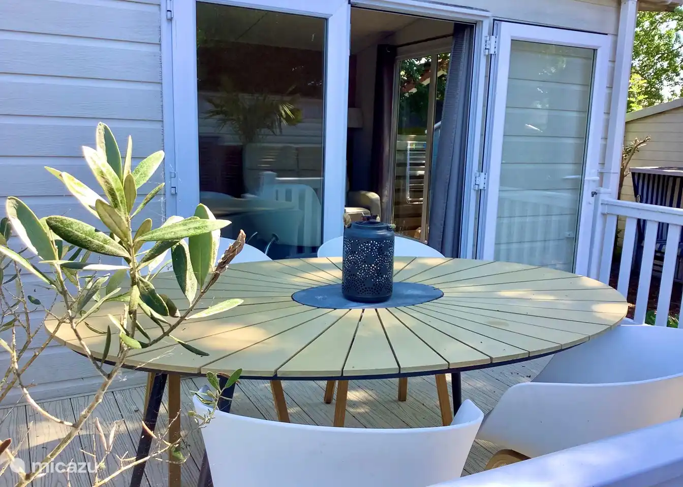 Terrasse mit Esstisch.