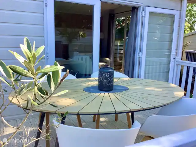 Chalet de luxe à la plage et à Brouwersdam | Pays-Bas, Hollande méridionale, Ouddorp - chalet Terrasse avec table à manger.