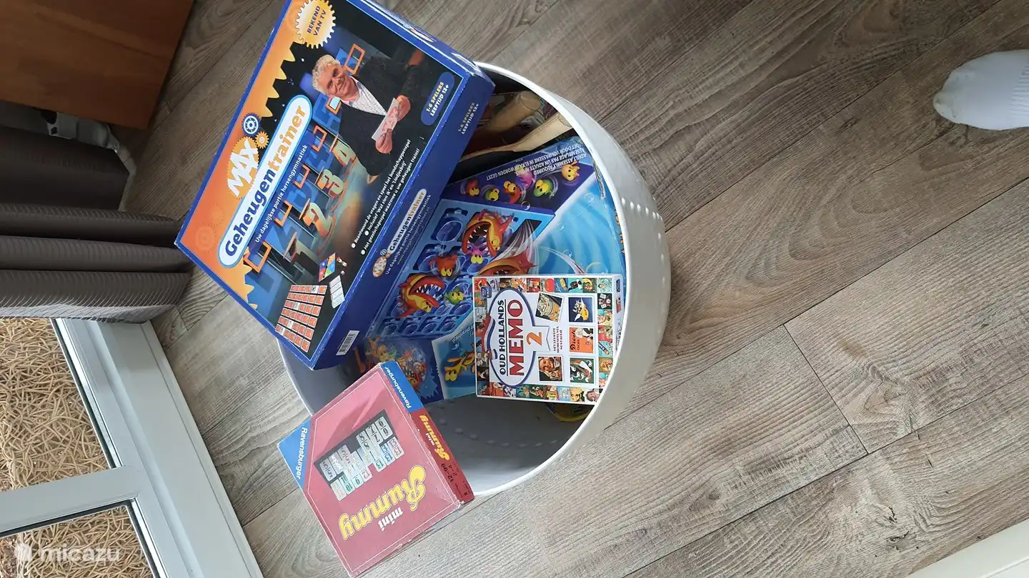 Am Couchtisch finden Sie verschiedene Spiele.