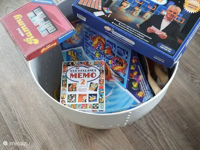 Chalet de luxe à la plage et à Brouwersdam | Pays-Bas, Hollande méridionale, Ouddorp - chalet Divers jeux se trouvent dans la table basse.