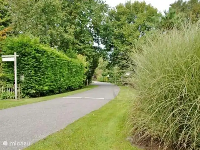 Chalet de luxe à la plage et à Brouwersdam | Pays-Bas, Hollande méridionale, Ouddorp - chalet Ruelle à gauche où se trouve le chalet.