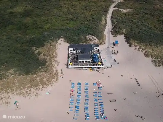 Die Gorsje. Hier können Sie essen und eine Liege oder ein Sonnendach mieten. Es liegt am Anfang des Brouwersdam von Ouddorp (10 km). Sie können Ihr Auto kostenlos auf der linken Seite der Straße parken. Nach einem kurzen Spaziergang finden Sie das Restaurant.