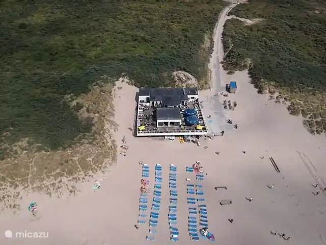 Chalet de luxe à la plage et à Brouwersdam | Pays-Bas, Hollande méridionale, Ouddorp - chalet L'Ajonc. Ici, vous pouvez manger et louer une chaise longue ou un auvent. Il est situé au début du Brouwersdam d'Ouddorp (10 km).
Vous pouvez garer votre voiture gratuitement sur le côté gauche de la route. Après une courte promenade, vous trouverez le restaurant.