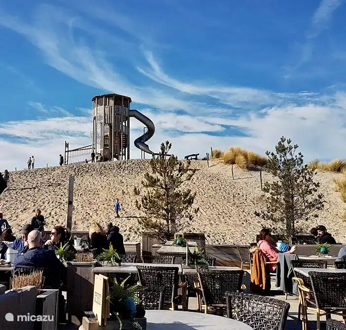 Bei Marc in Ouddorp. Schöner Ort, um etwas zu trinken oder zu essen. Spielplatz befindet sich auf der Düne in der Nähe des Restaurants. In Ouddorp 5 km.