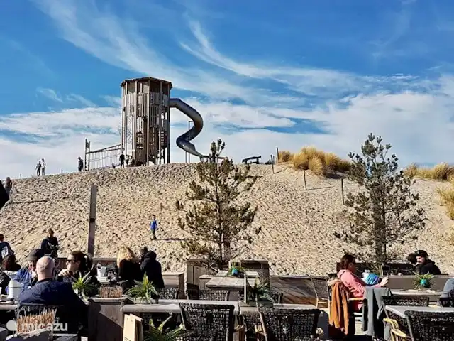 Chalet de luxe à la plage et à Brouwersdam | Pays-Bas, Hollande méridionale, Ouddorp - chalet Avec Marc à Ouddorp. Bel endroit pour boire un verre ou manger.
L'aire de jeux est située sur la dune près du restaurant. À Ouddorp à 5 km.