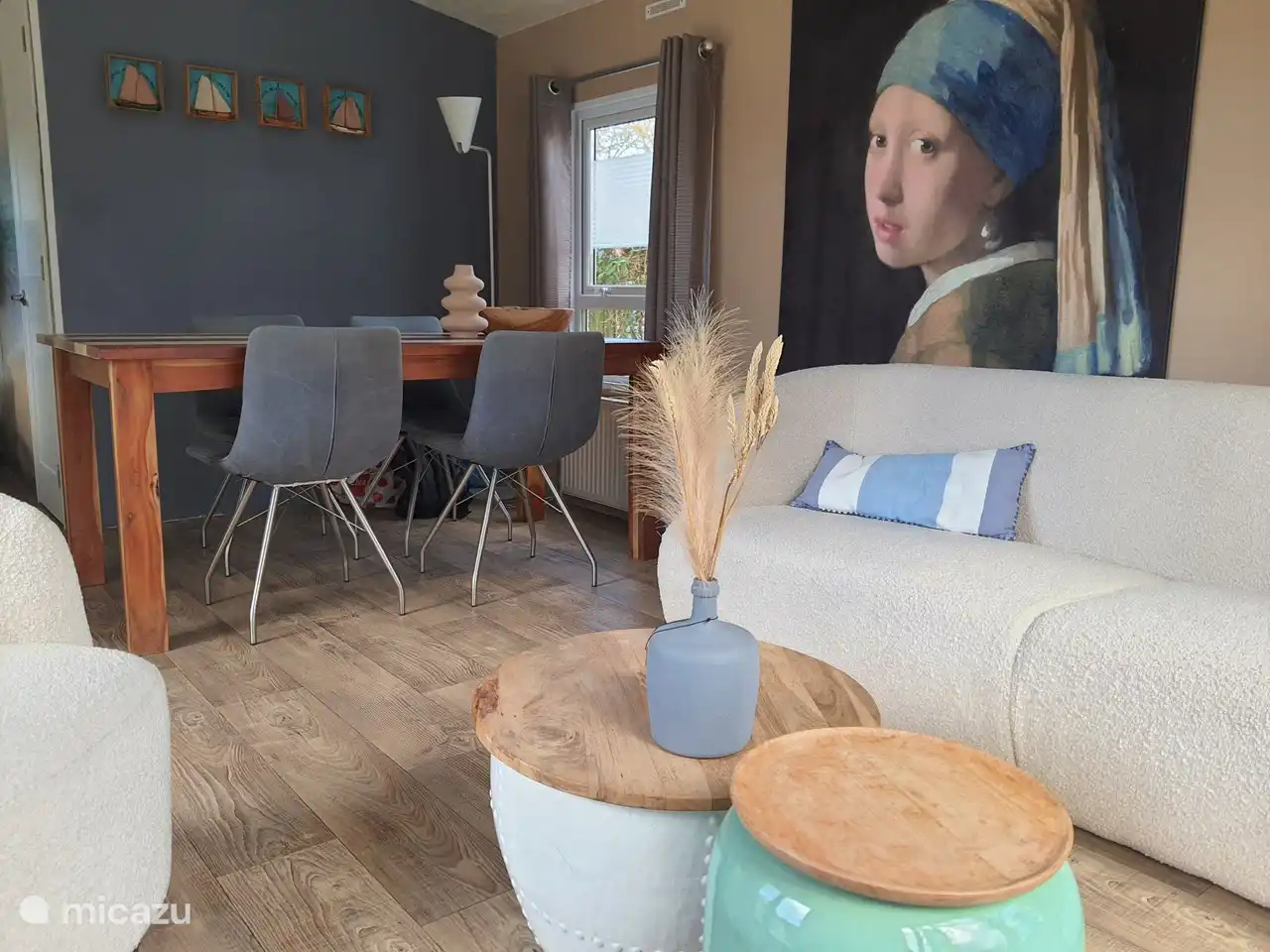 Wohnzimmer.
Unter dem Deckel des Tisches finden Sie mehrere Spiele.