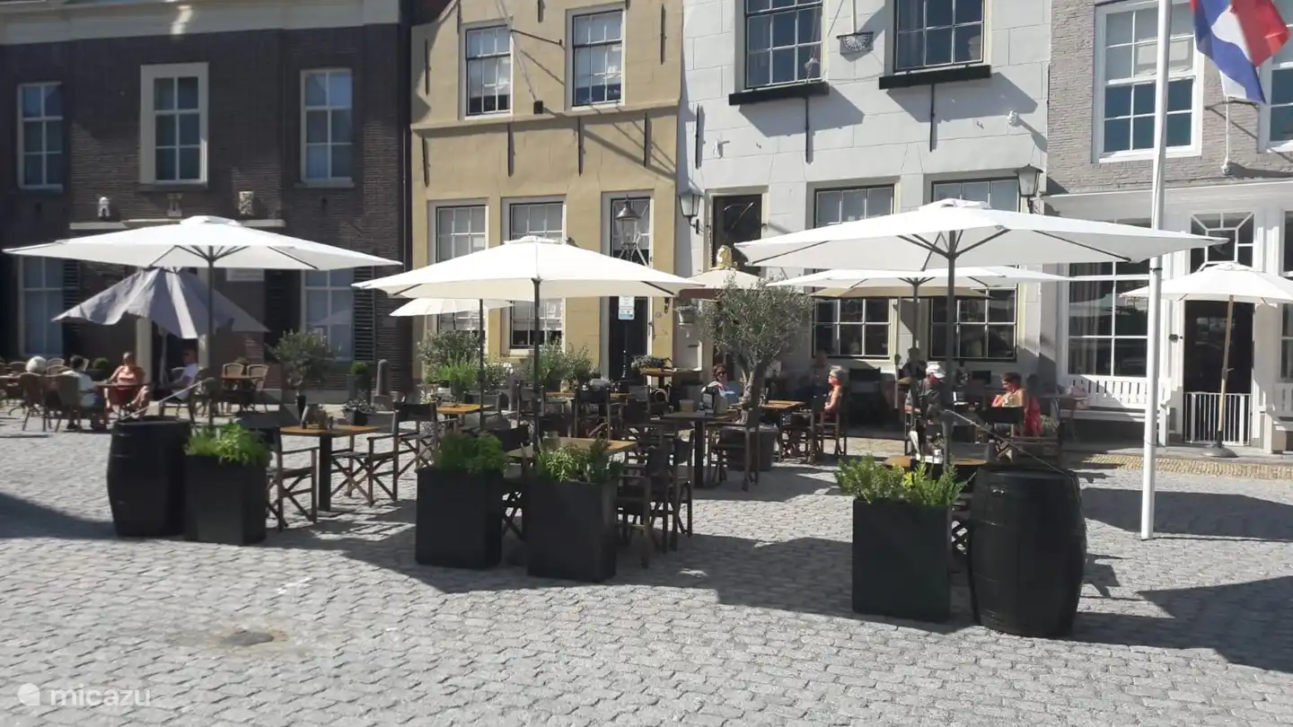 Terrasse in Goedereede mit zwei Restaurants. Sie können auch Essen im Sas abholen.