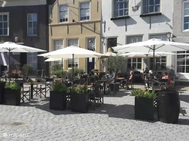 Chalet de luxe à la plage et à Brouwersdam | Pays-Bas, Hollande méridionale, Ouddorp - chalet Terrasse à Goedereede avec deux restaurants. Vous pouvez également vous procurer de la nourriture au Sas.