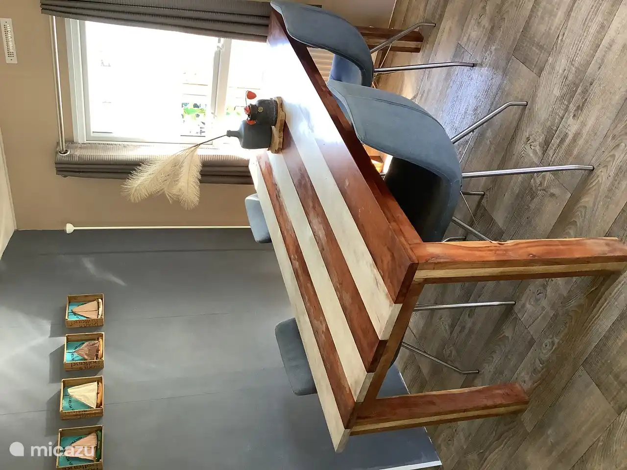 Esstisch mit 4 Stühlen. Erweiterbar auf 6 Personen.