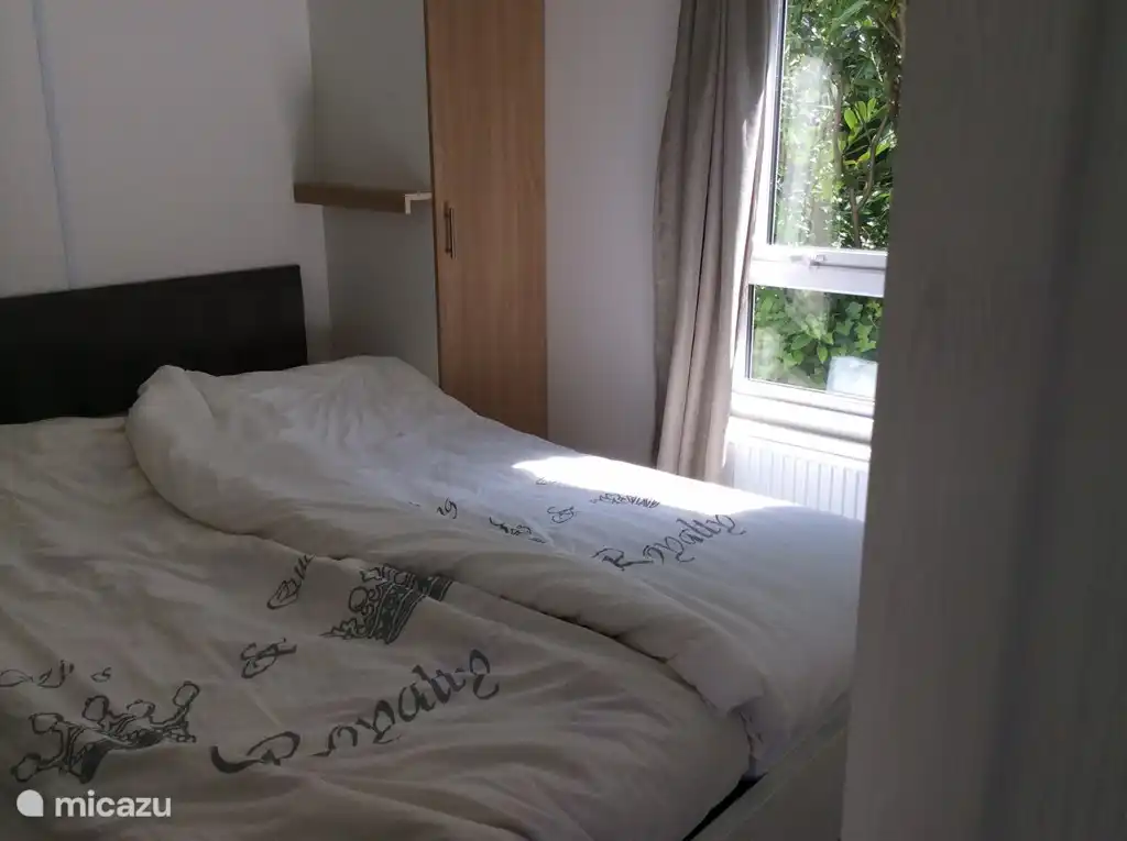 Schlafzimmer. Bett mit zwei getrennten Matratzen. Größe 2.00 bis 01.40 m. Betten sind jeweils elektrisch verstellbar Kopf und Fuß, die individuell sein kann. Hohe und niedrige Put- Gute Matratzen.