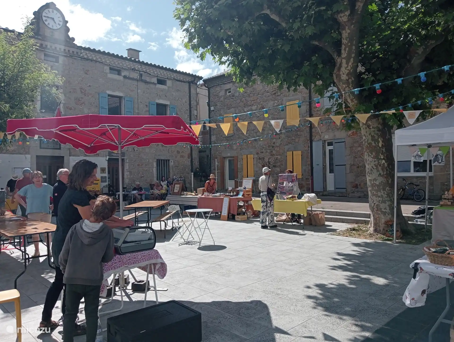 Marché du lundi après-midi Gluiras avec nourriture au Relais de La Pomme