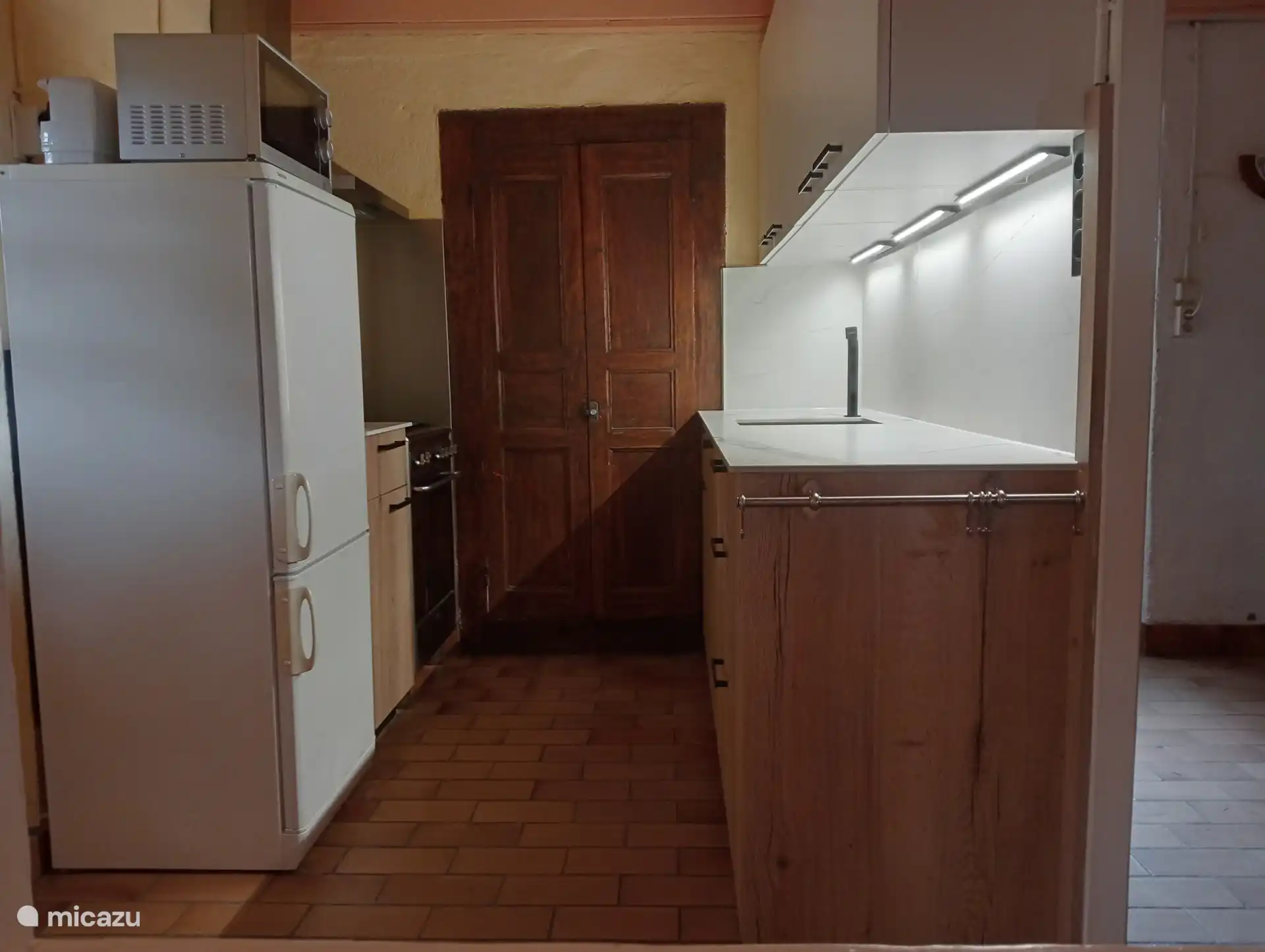 Cuisine avec caisson à tiroirs et éclairage LED. Glissez avec la main pour allumer. Chaque lampe a un capteur séparé