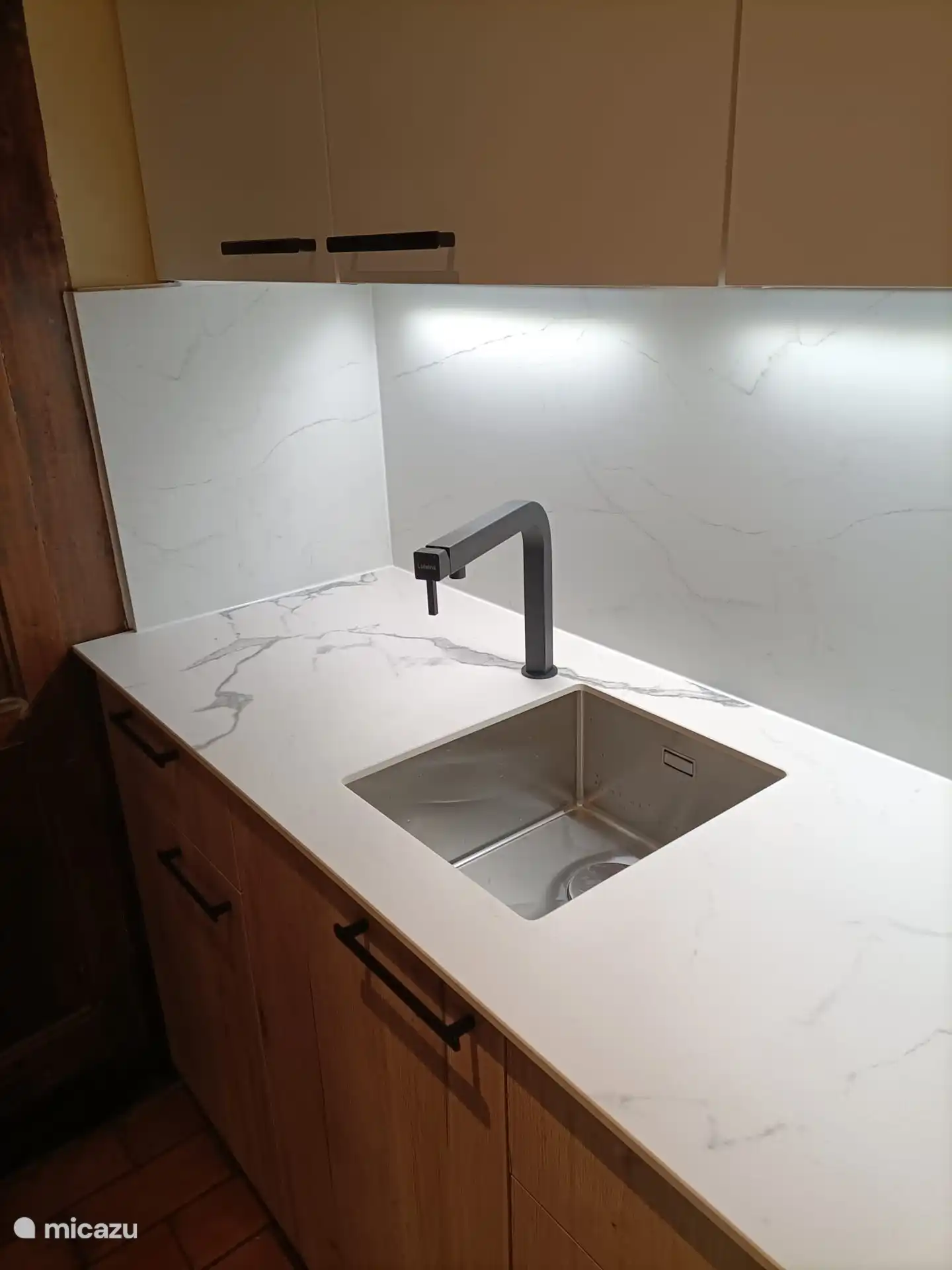 Magnifique robinetterie design et lavabo encastré