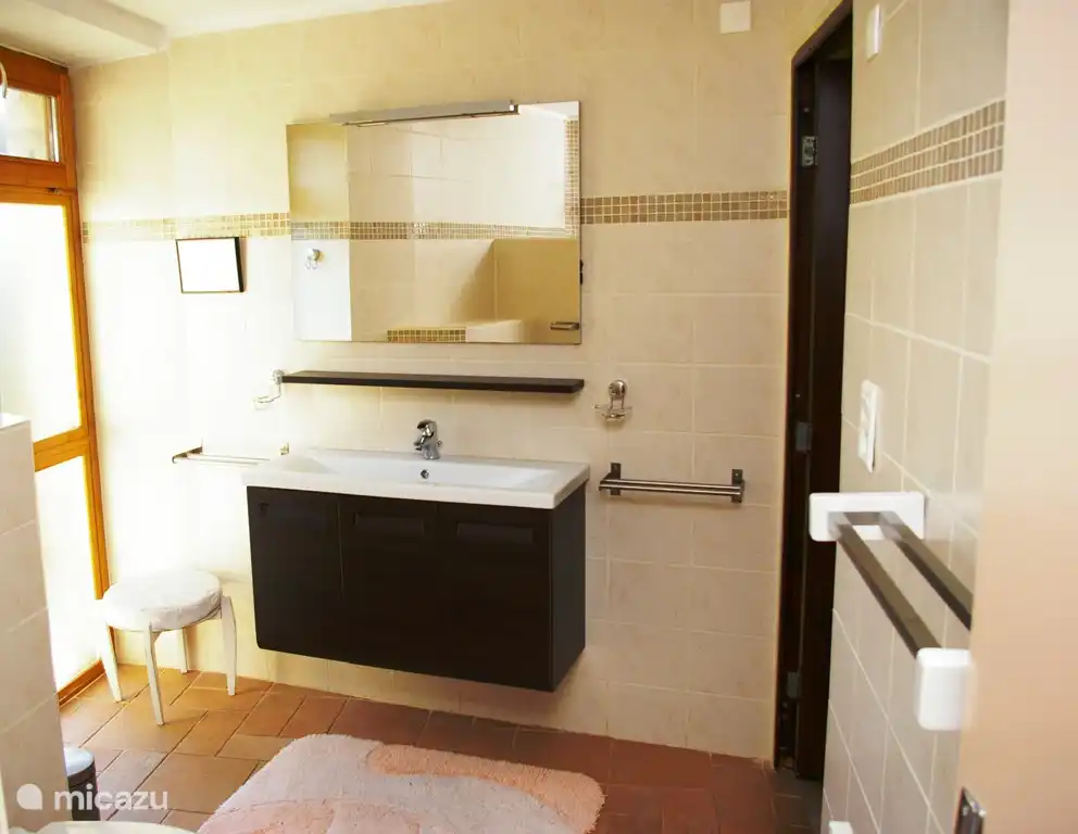 Meuble de salle de bain avec robinet thermostatique.