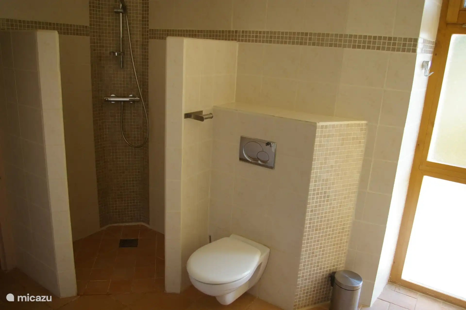 salle de bain avec deuxième WC. 