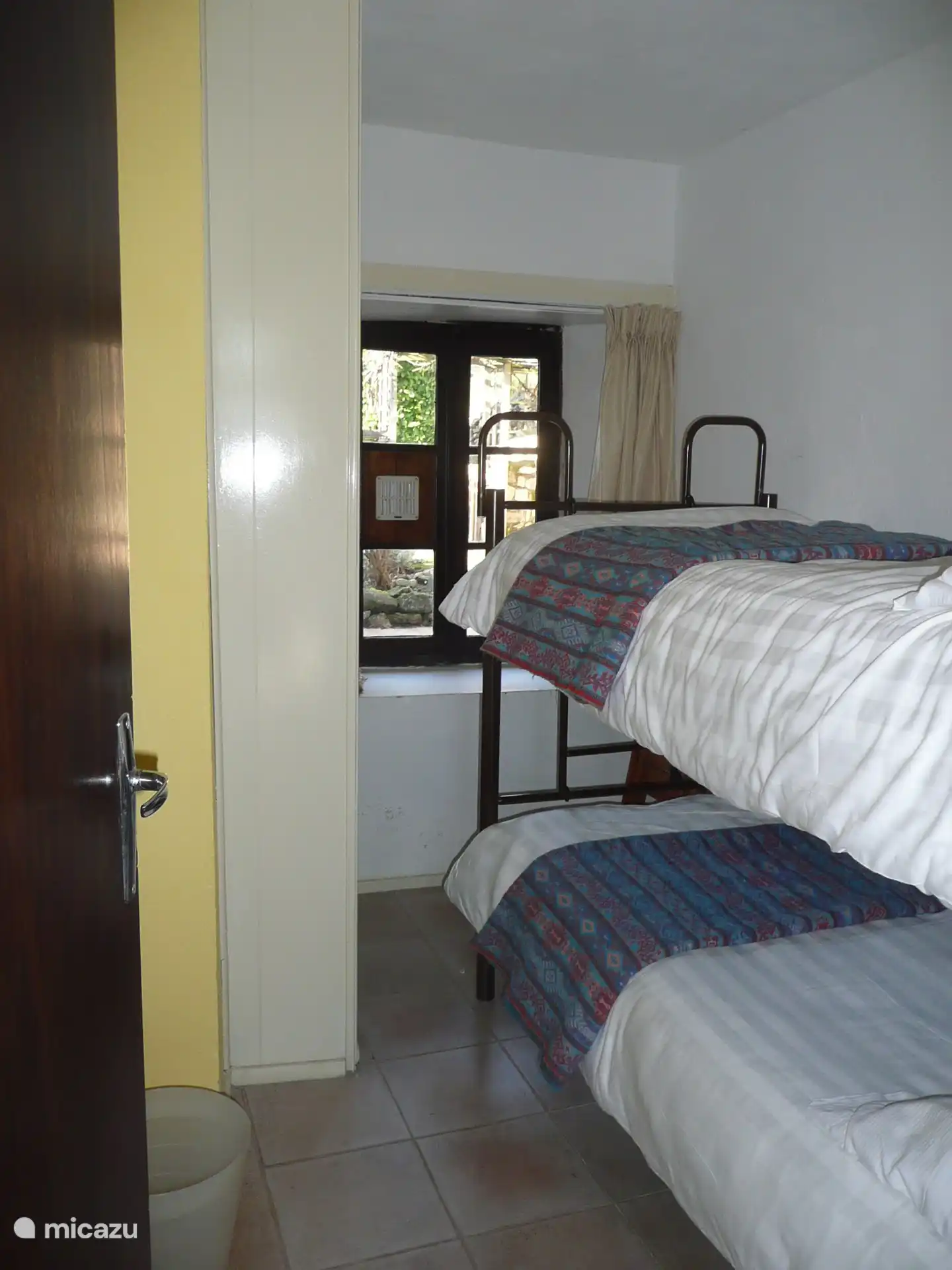 chambre d'enfants avec lits superposés