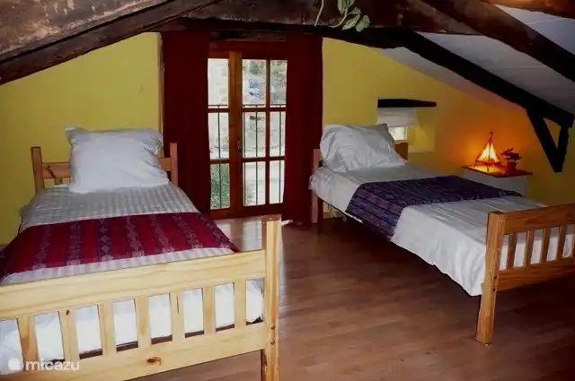 Au dernier étage il y a 2 lits simples