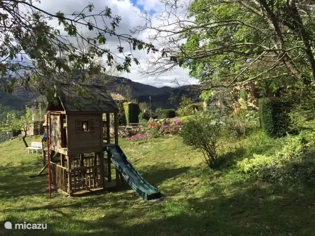 Aire de jeux avec bac à sable.