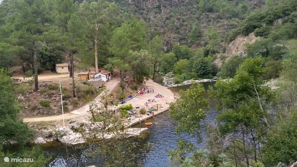 Baignade dans l'Eyrieux près de St Sauveur de Montagut.
