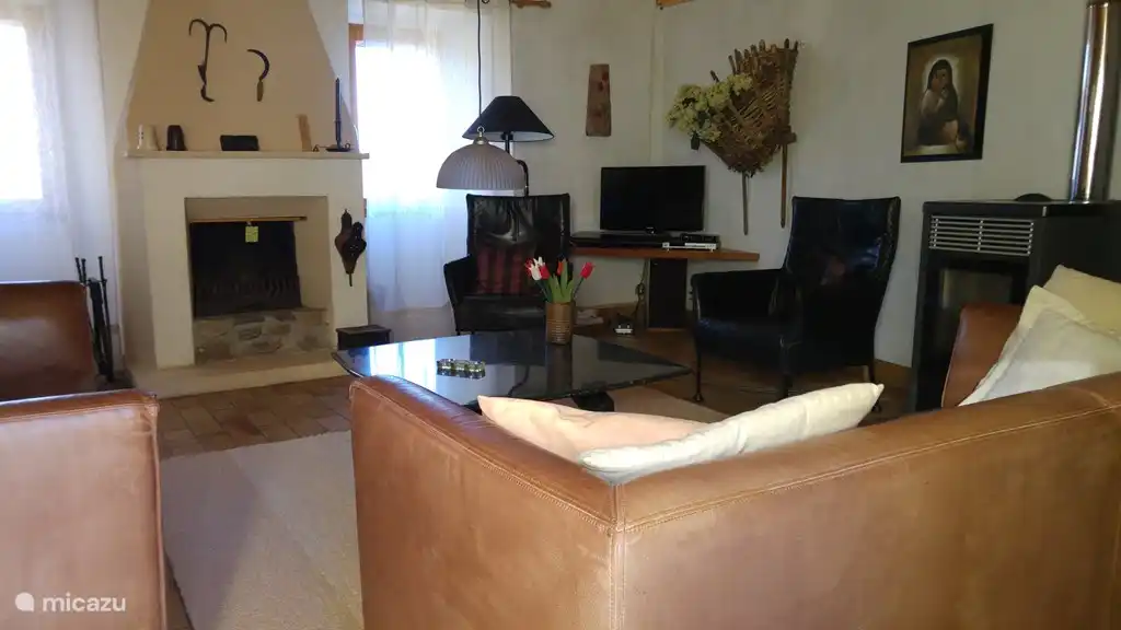 Salon avec TV LED, lecteur DVD, système stéréo B&amp;O et poêle à granulés qui chauffe de manière optimale la maison.