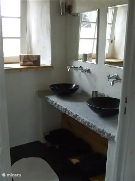 De badkamer van de koeien stal,met inloopdouche, ook hier liggen de badlakens en handdoeken voor u klaar