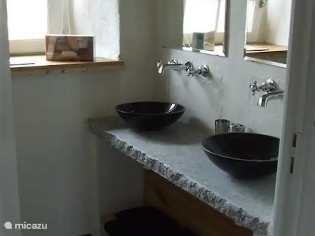 casa rural / cabaña en Francia, Costas de Armos, Hengoat – Casa Rural El Establo El baño del establo, con ducha a ras de suelo, también está equipado con toallas y toallas de baño.
