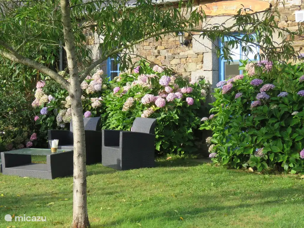 1 van de huisjes met de ingang van de koeienstal.