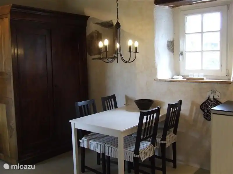 Het eet gedeelte in 1 van de huizen met een echte Franse servieskast waar voor 6 personen servies staat.