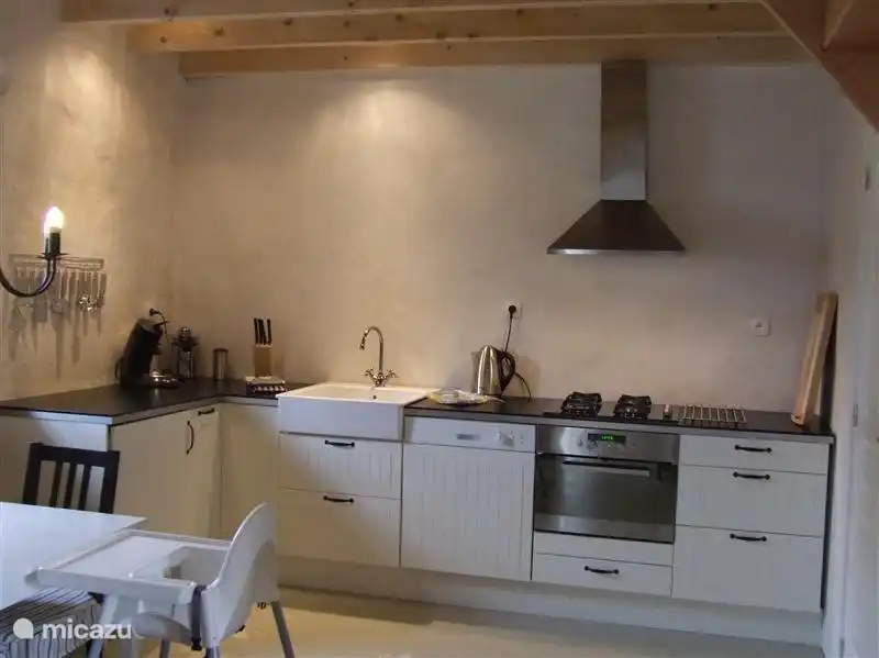 De keuken van de koeienstal, natuurlijk met magnetron/oven,electrische citruspers, waterkoker, senseo koffieset apparaat, afwasmachine. enz.Hier liggen de keukendoeken en servicepakket voor u klaar.